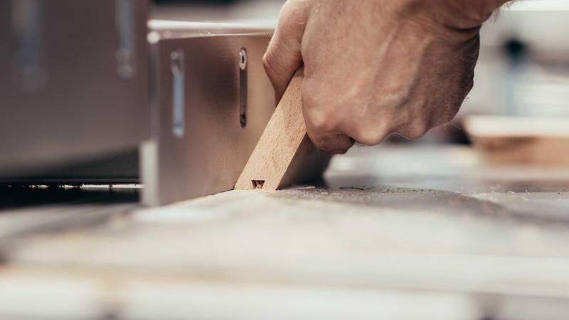 Werken als timmerman gespecialiseerd in binnendeuren