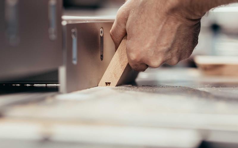 Werken als timmerman gespecialiseerd in binnendeuren